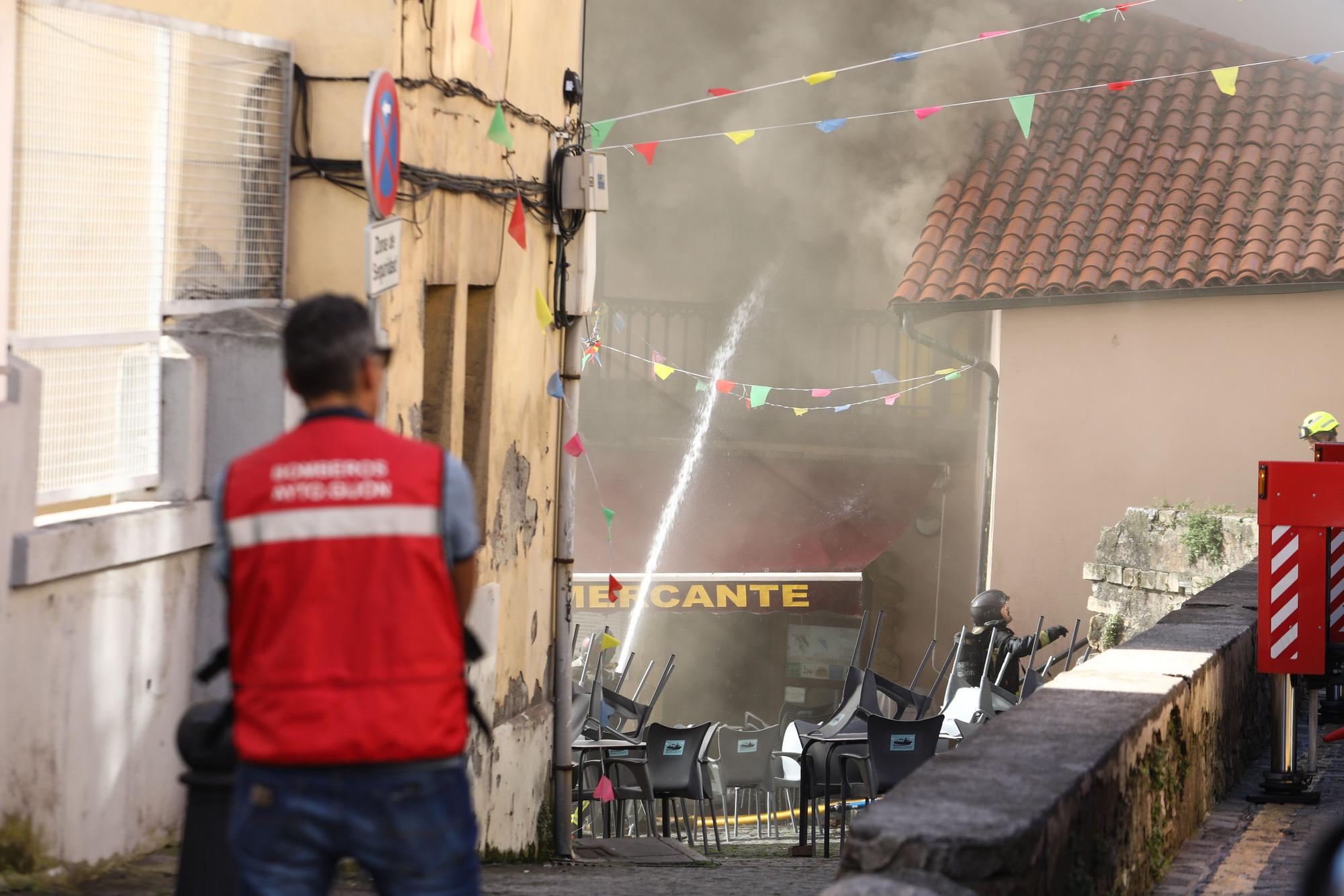 En imágenes: Incendio en el bar Mercante de la cuesta del Cholo