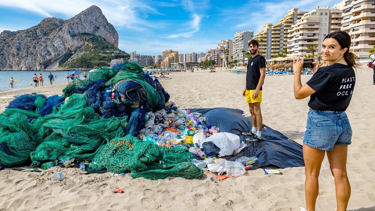 Los fundadores de la startup durante una acción de concienciación que realizaron en la playa de Calp.