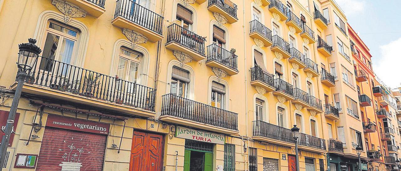 Edificios de la calle Turia en la ciudad de València que fueron comprados por un fondo buitre.