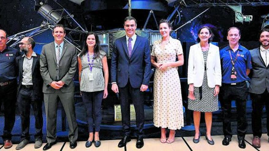 La canaria Mar Vaquero, entre el presidente Pedro Sánchez y la ministra Reyes Maroto, el pasado jueves en la sede de la NASA en Los Ángeles.