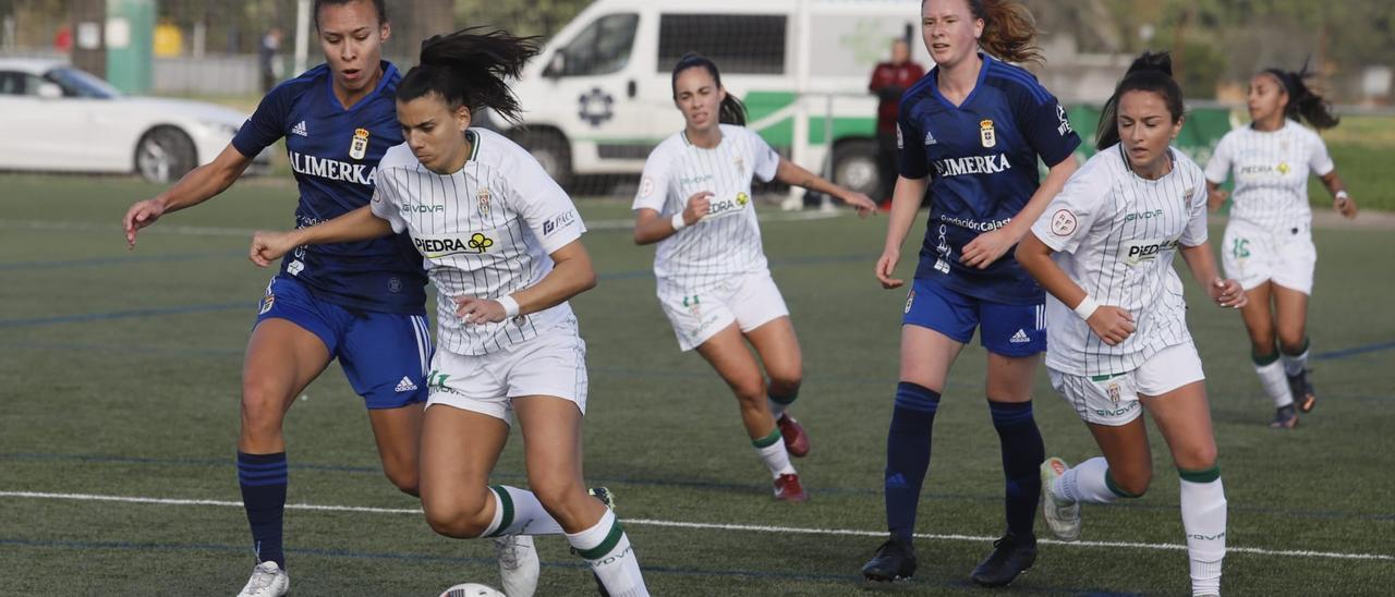 Lance del encuentro entre el Córdoba Femenino y el Real Oviedo en la Ciudad Deportiva.