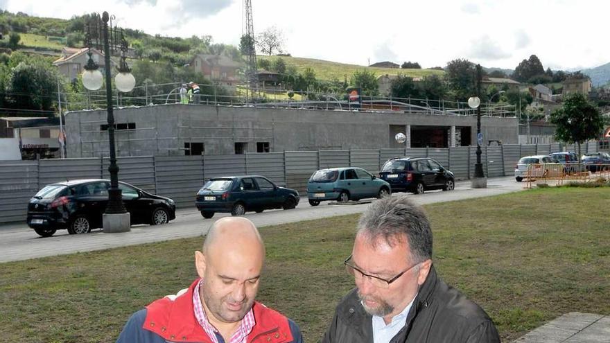 Pedro Leal e Isidro Martínez Oblanca, delante del edificio de la nueva estación de Feve de La Felguera.