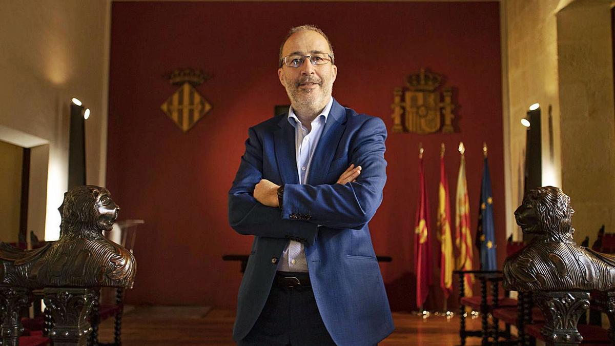 El alcalde de Alzira, esta semana, en el antiguo salón de plenos de la casa consistorial. | PERALES IBORRA