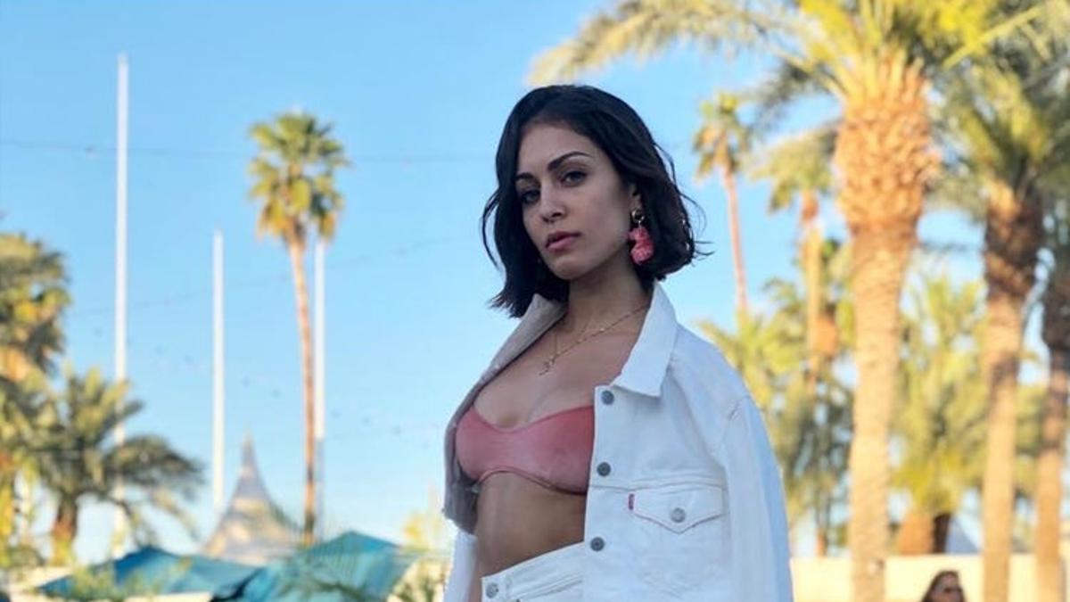 Hiba Abouk con top de terciopelo en Coachella