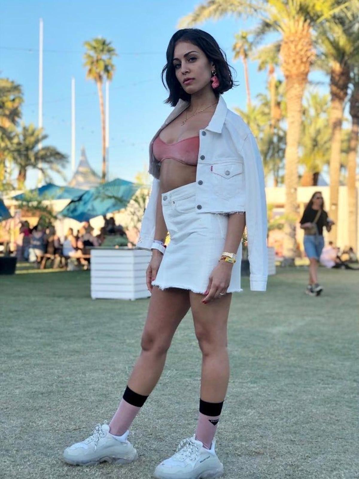 Hiba Abouk con top de terciopelo en Coachella