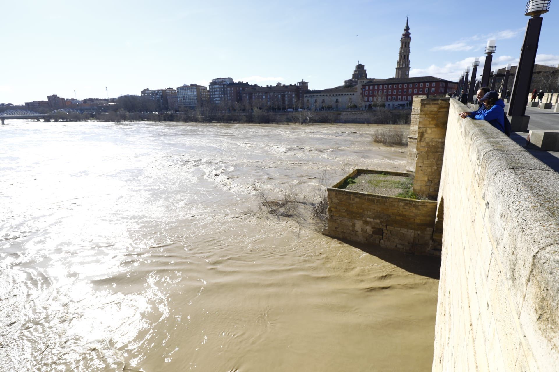 En imágenes | Así transcurre la crecida del Ebro a su paso por Aragón
