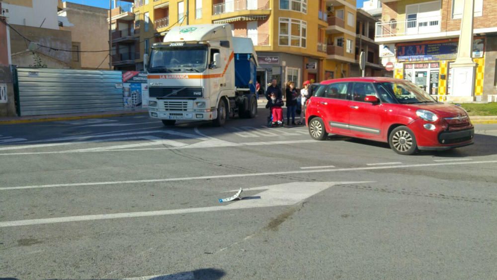 Accidente de entre un motorista y un coche en la zona de la playa del Cura. La conductora de  la moto fue trasladada con un fuerte golpe en las costillas al Hospital Universitario de Torrevieja