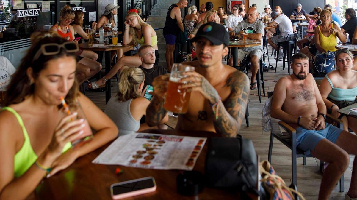 Unos turistas toman cervezas en la terraza de un local de Lloret de Mar, en agosto pasado.