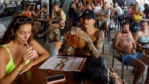 Unos turistas toman cervezas en la terraza de un local de Lloret de Mar, en agosto pasado.