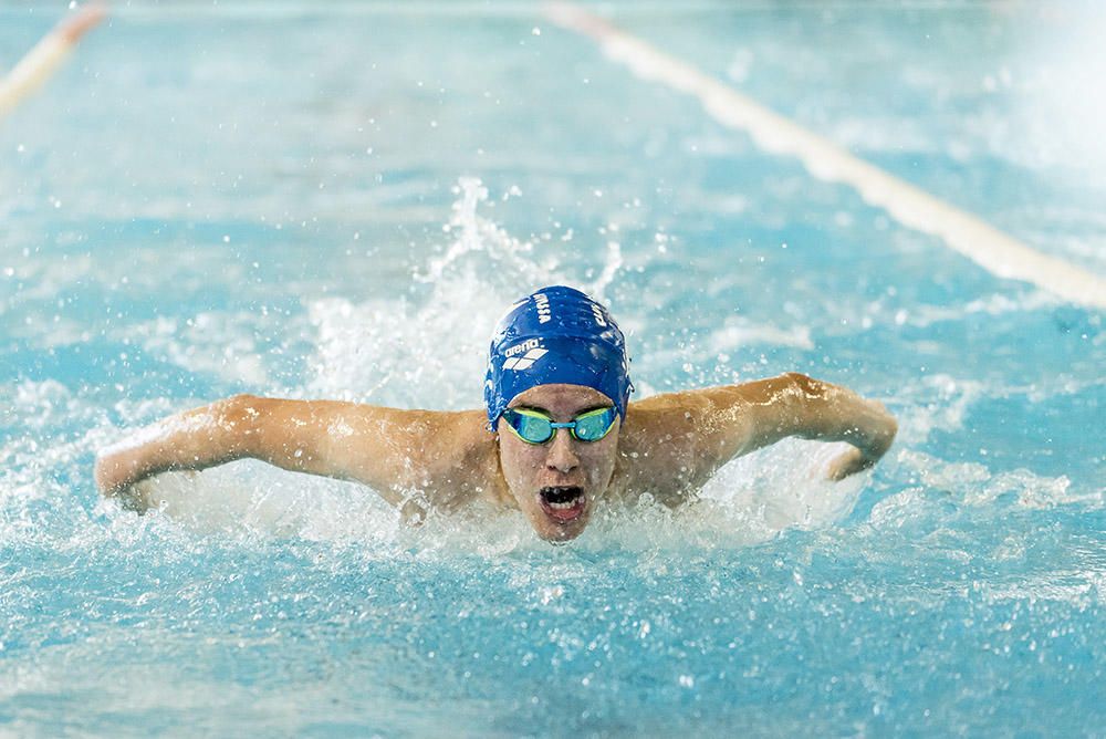 Más de 300 participantes y numeroso público asisten a la trigésimo primera edición del Trofeo Ciutat d'Eivissa de natación.