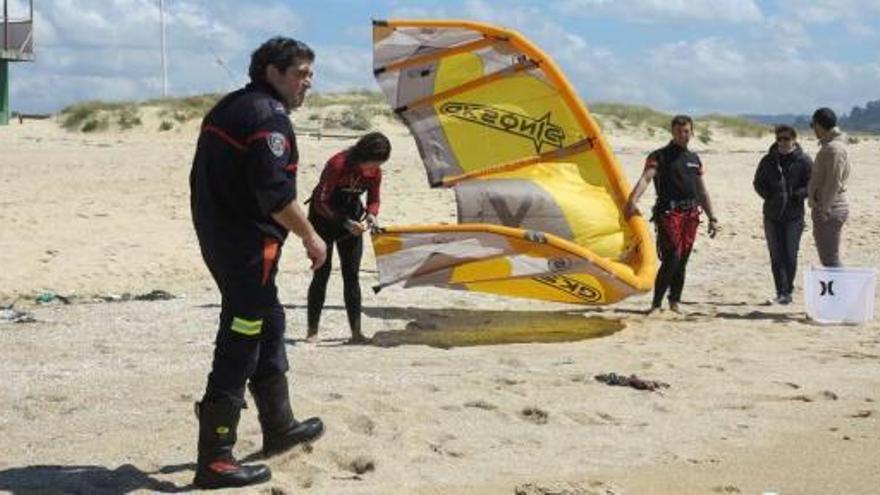 Protección Civil pidió a los jóvenes que practicaban kitesurf y surf que abandonaran el agua. En el recuadro, un ejemplar de carabela.  // Muñiz