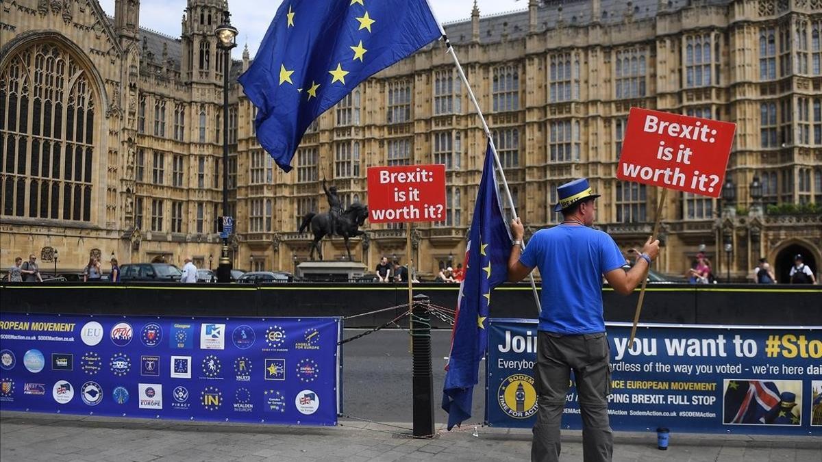 Protesta contra el 'brexit' ante el Parlamento en Londres, este jueves.