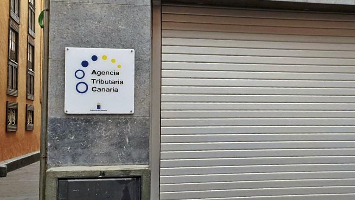 La Oficina de la Agencia Tributaria Canaria en Icod de los Vinos mantiene su placa en la fachada.