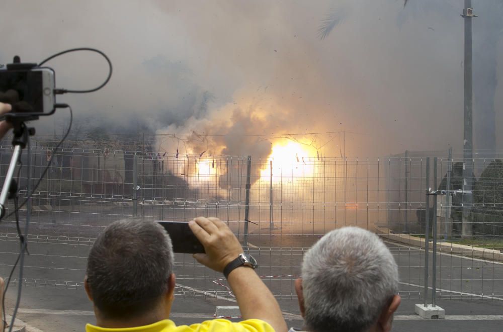 Primera mascletá de las Hogueras del 90 aniversario.