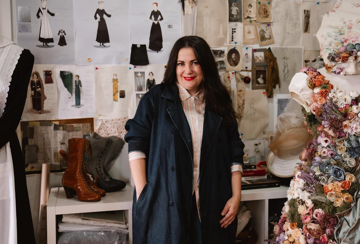 Tania Álvarez, con algunos diseños de 'La Promesa'.