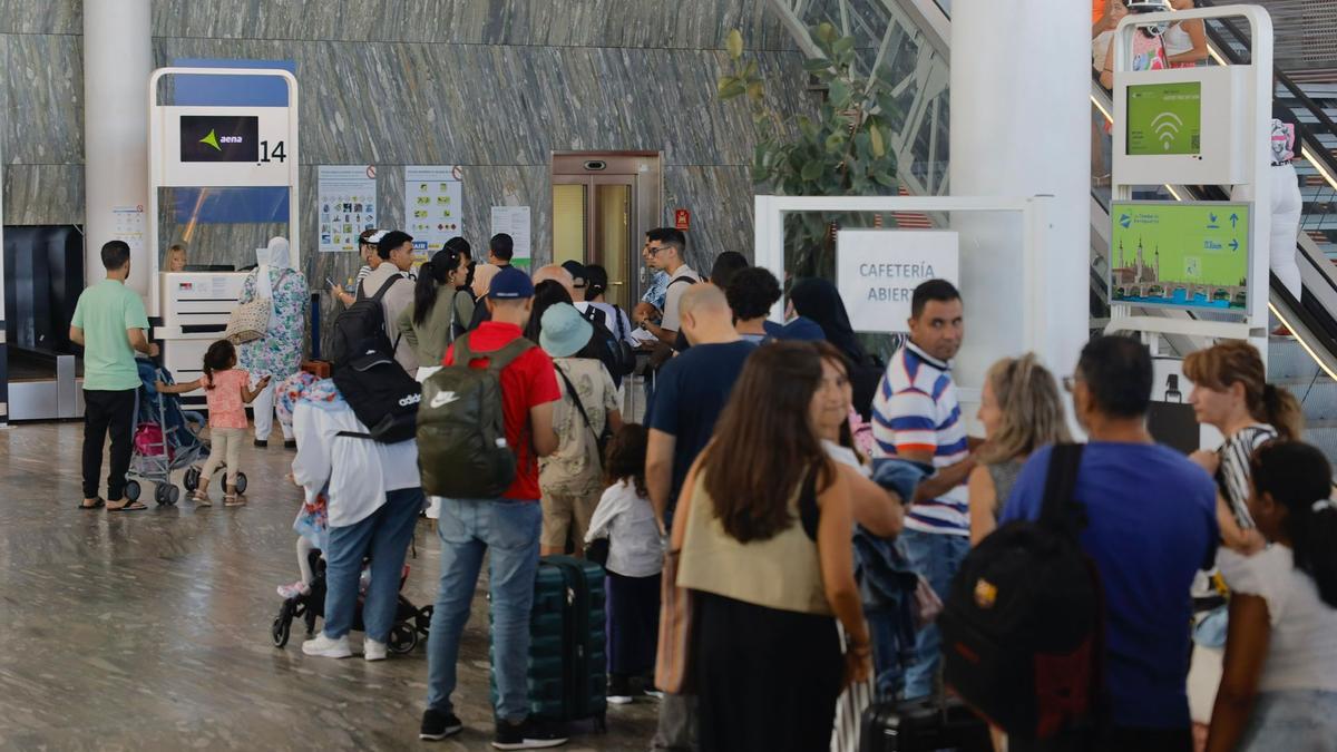Una fila de gente espera a embarcar en el vuelo a Mallorca