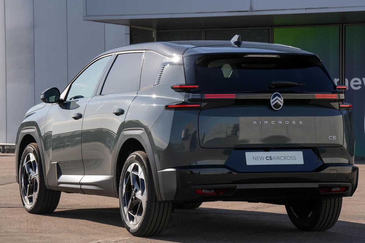 En lo que se refiere a las motorizaciones disponibles, el Citroën ë-C5 Aircross establece nuevas referencias para viajar sin preocupaciones