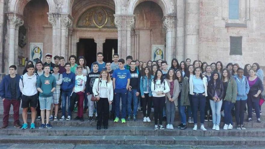 Los alumnos del Instituto de Infiesto, de visita en Covadonga