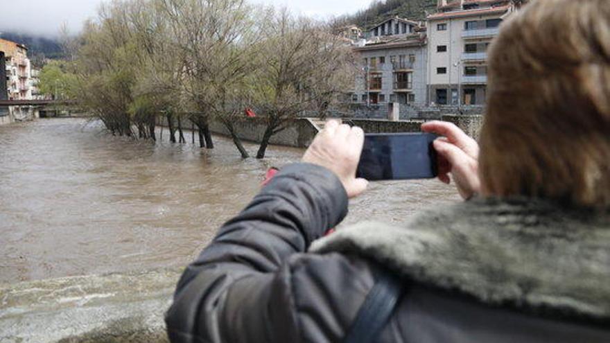 Una dona fent una foto al riu Ter