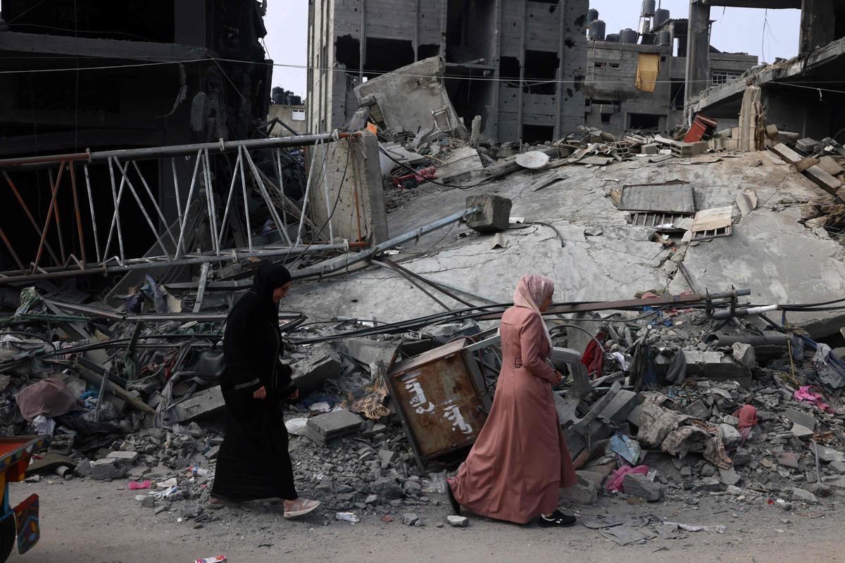 Un edificio de Gaza, reducido a escombros tras el bombardeo de Israel, este sábado.