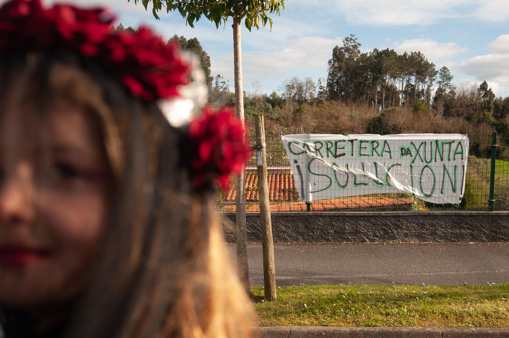 Residentes en O Couto en Oleiros escenifican una procesión fúnebre por una muerte por atropello en la carretera para pedir un paso peatonal