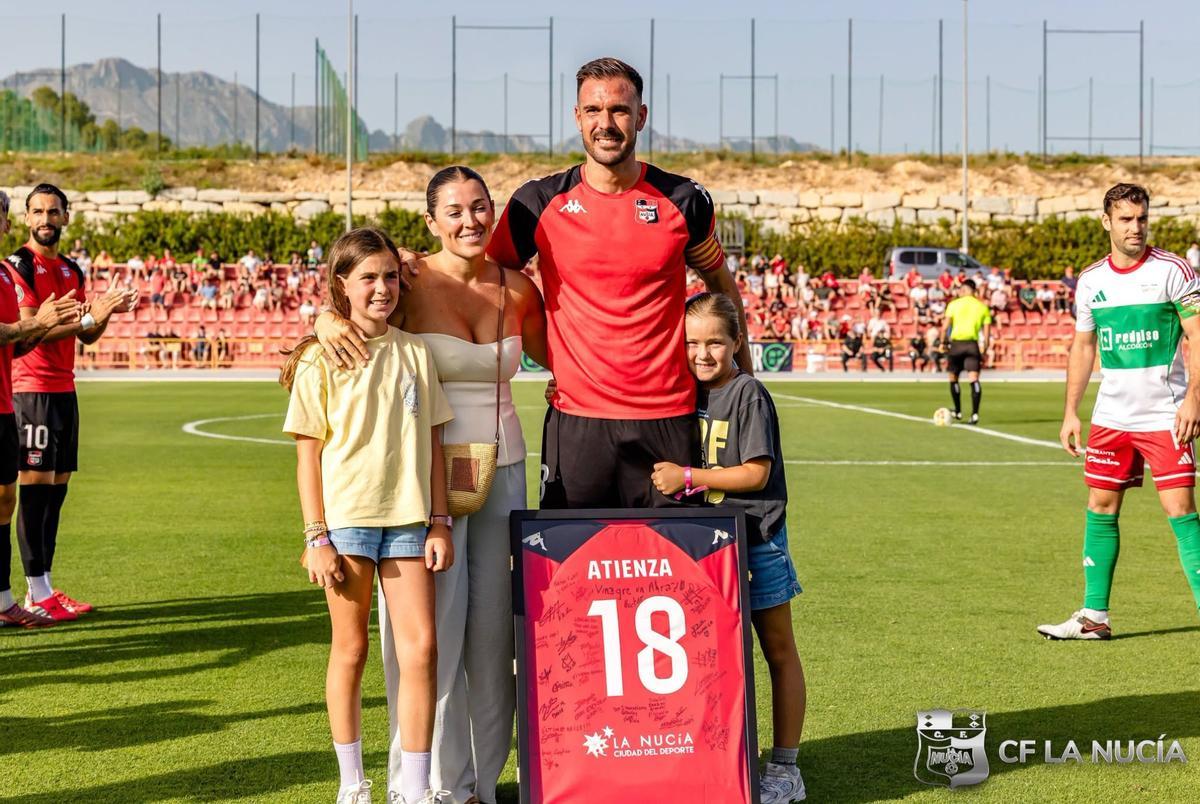 Atienza, con su familia en el homenaje de La Nucía por su retirada.