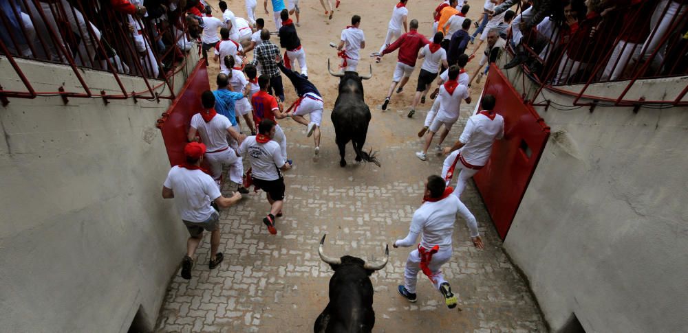 Los toros de Fuente Ymbro cumplen con su fama y protagonizan un encierro rápido y limpio