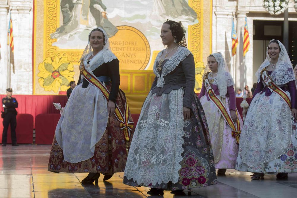 Desfile de las falleras mayores de las diferentes comisiones durante la procesión general de la Mare de Déu dels Desemparats.