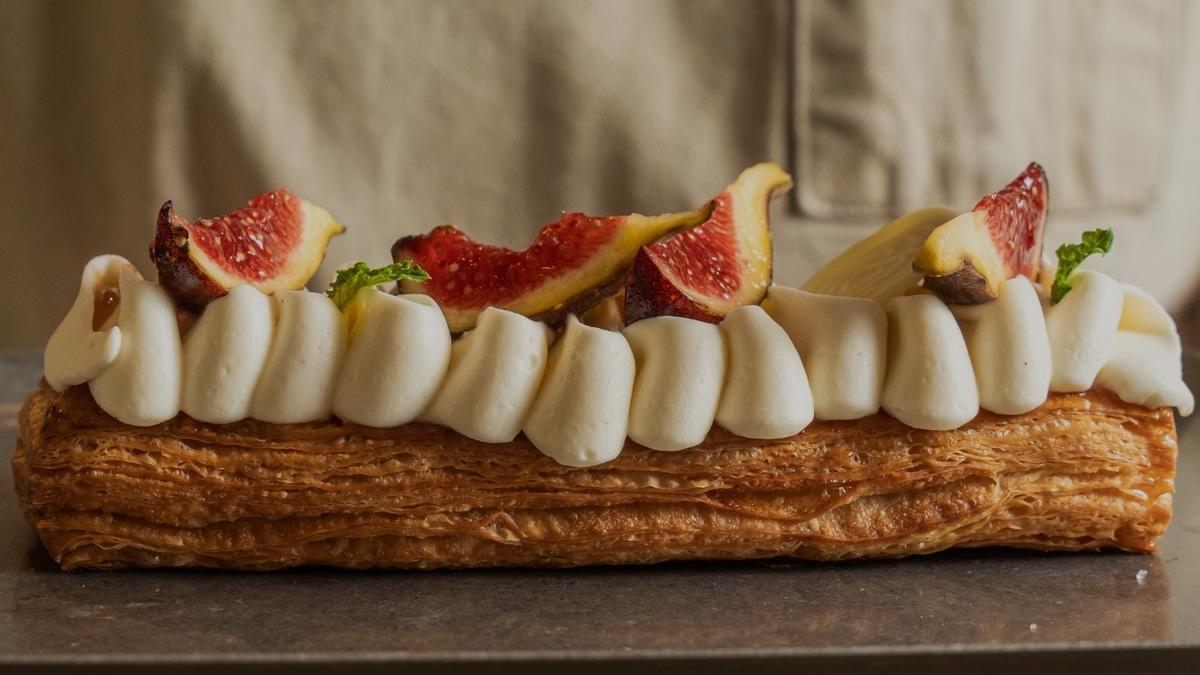 La tarta de masa de cruasán con un 'frangipane' de almendra, cremoso de miel, praliné de almendra e higos de Jon Cake.