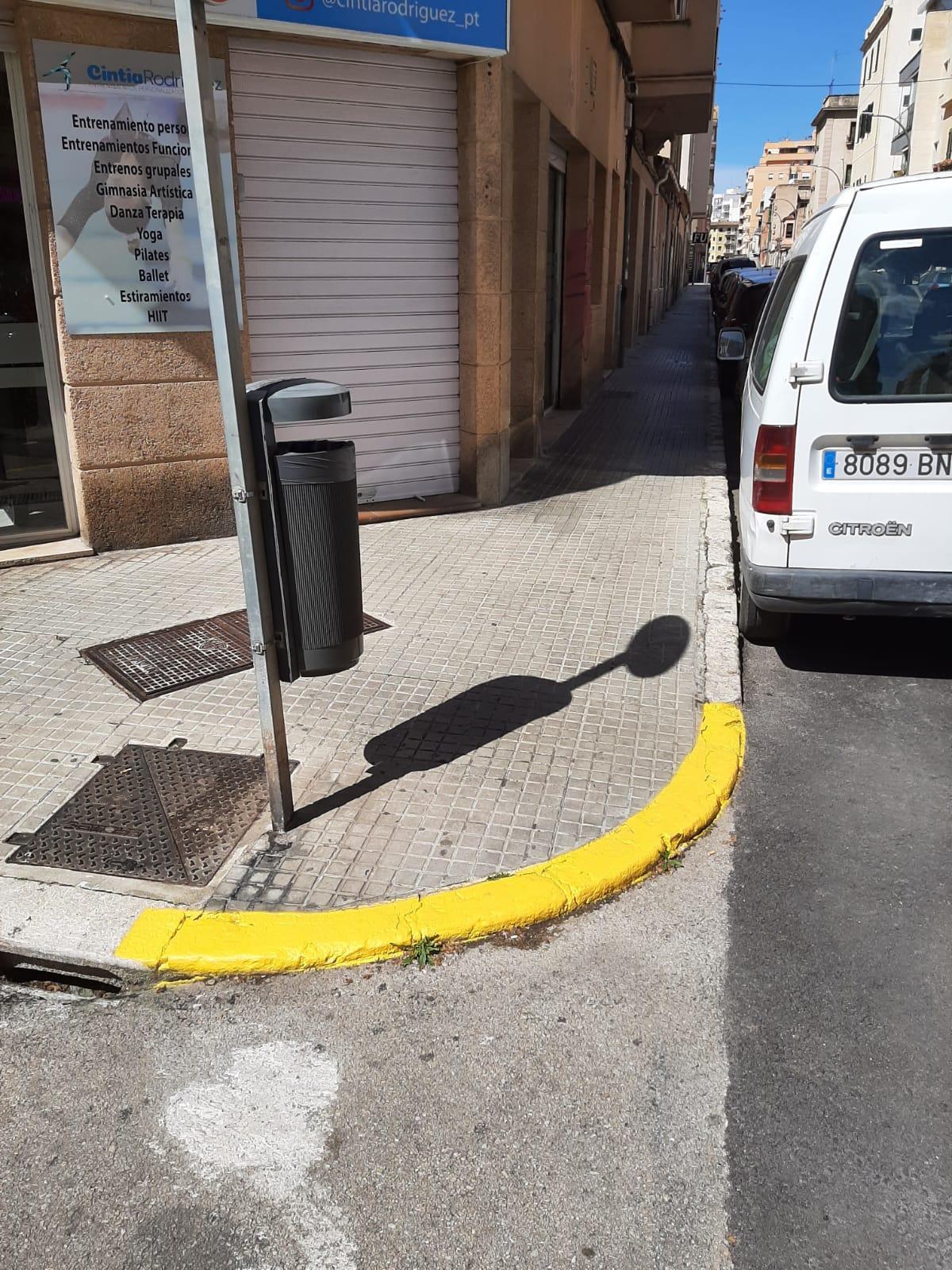 Los bordillos de piedra viva, embadurnados de pintura amarilla en la zona de la plaza de toros de Palma Los bordillos de piedra viva, embadurnados de pintura amarilla en la zona de la plaza de toros de Palma