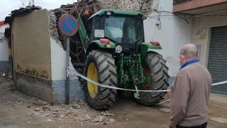 Dos menores roban un tractor en El Raal y lo estrellan contra una casa en Beniel al huir de la Policía