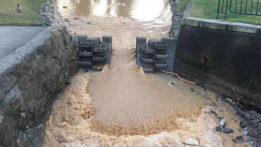 Vecinos denuncian la presencia de aguas con lodos de nuevo en Santa Cruz