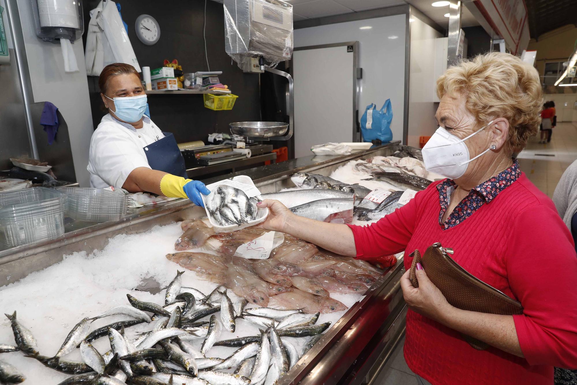 Noche de San Juan, día de sardinas en el mercado de Teis