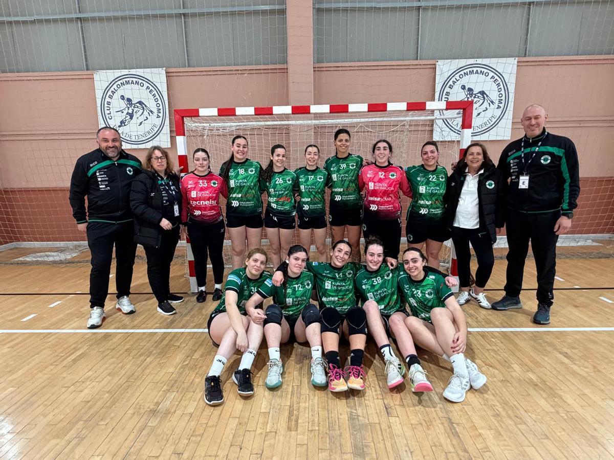 La plantilla meañesa tras el partido en Tenerife.