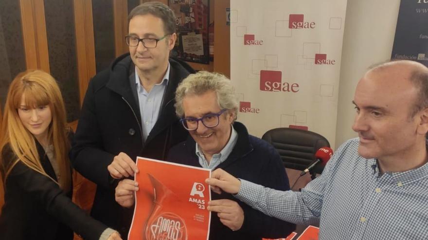 Por la izquierda, Lucía Herrera, José Luis Costillas, David Serna y Pablo León, ayer, con el cartel de la nueva edición de los premios AMAS. | Luisma Murias