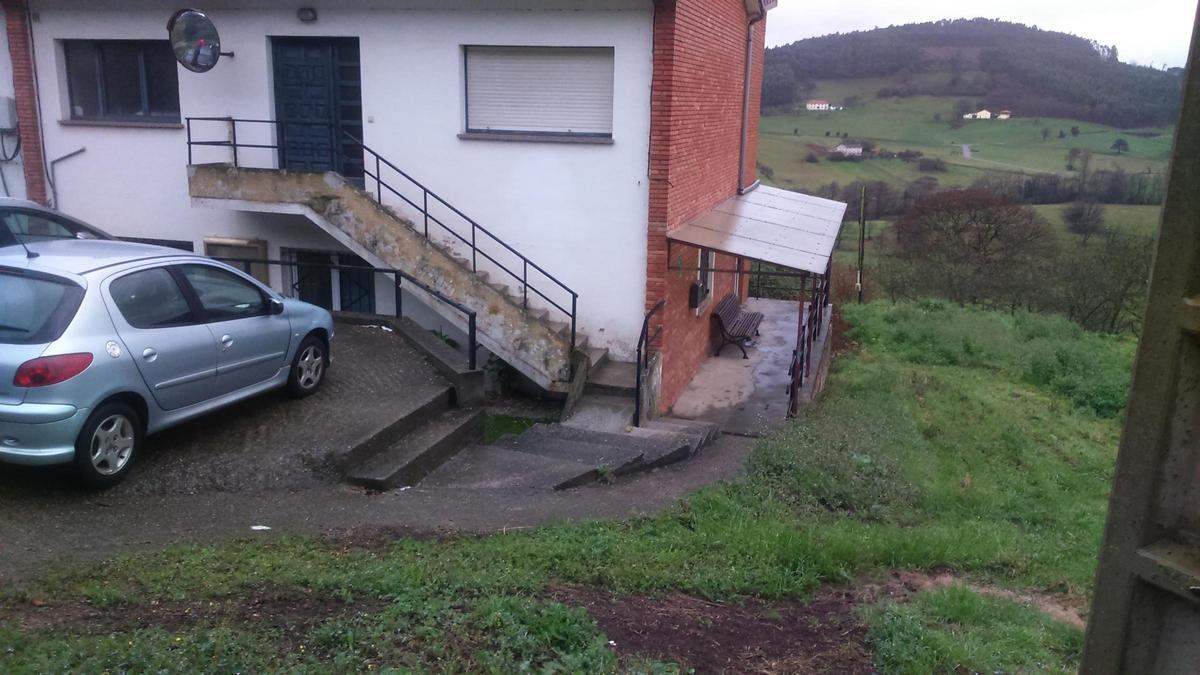 La entrada al consultorio médico de Arlós.