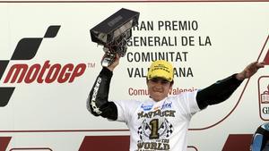 Maverick Viñales celebra al podi de Xest el títol de campió del món de Moto3.