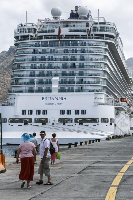 12/06/2016 CULTURA CIENCIA Llegada del físico Stephen Hawking al muelle de santa cruz en el crucero Britannia y  recibo por representantes del cabildo  puertos de tenerife y cámara de comercio para pasar un descanso en la isla y participar en el homenaje de STARMUS