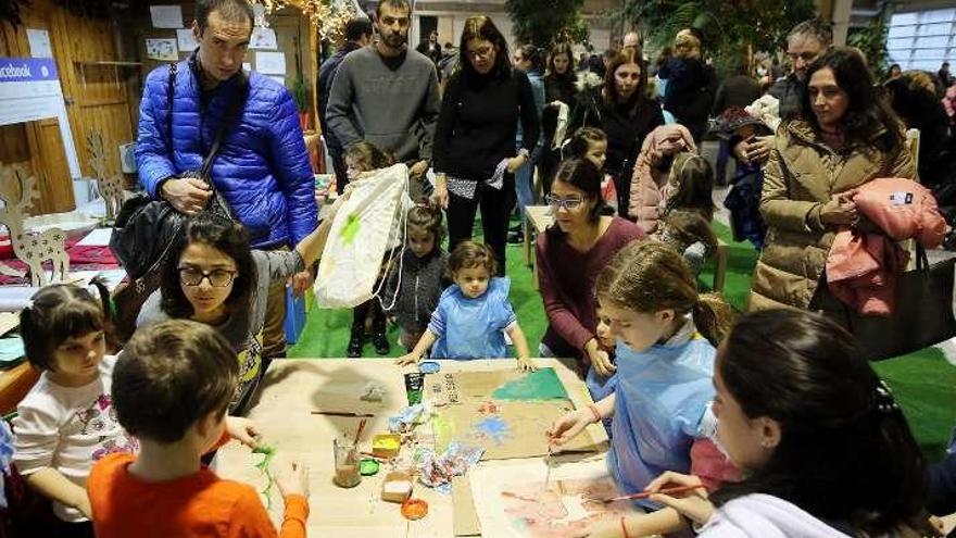 Menores, en el taller de manualidades del Nadal Solidario, en el Tinglado. // M.G.B.