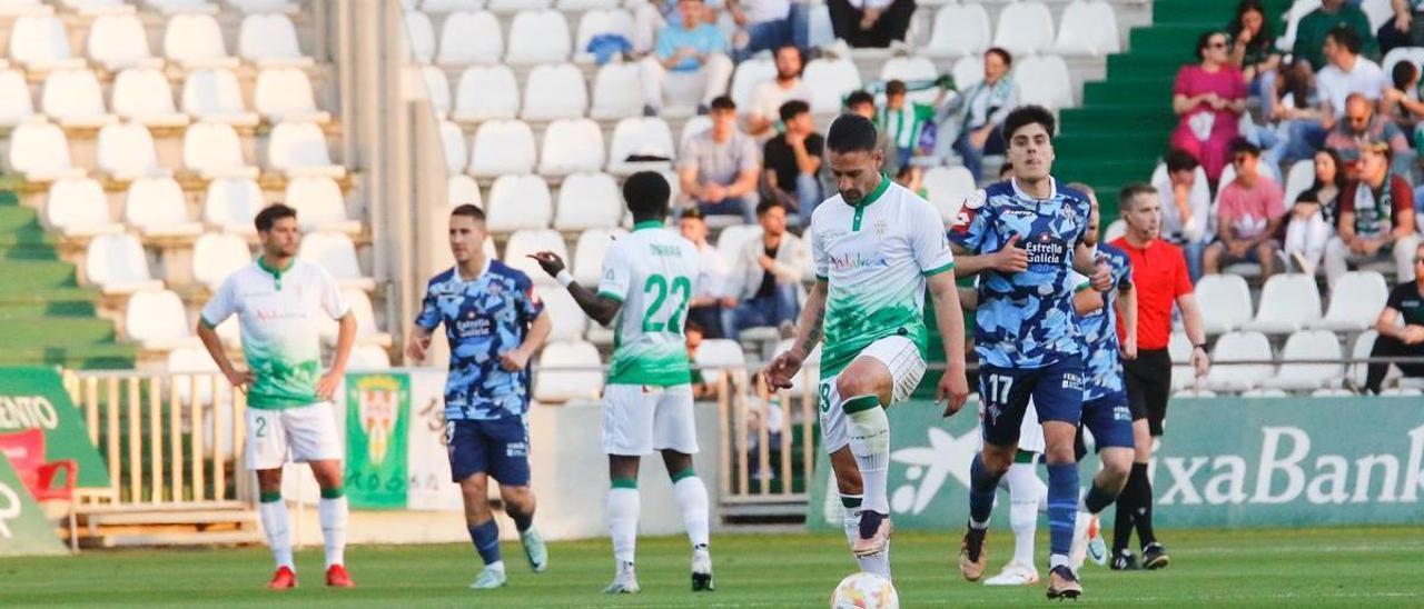 Kike Márquez saca de centro tras el gol del Racing de Ferrol al Córdoba CF, el pasado sábado, en El Arcángel.