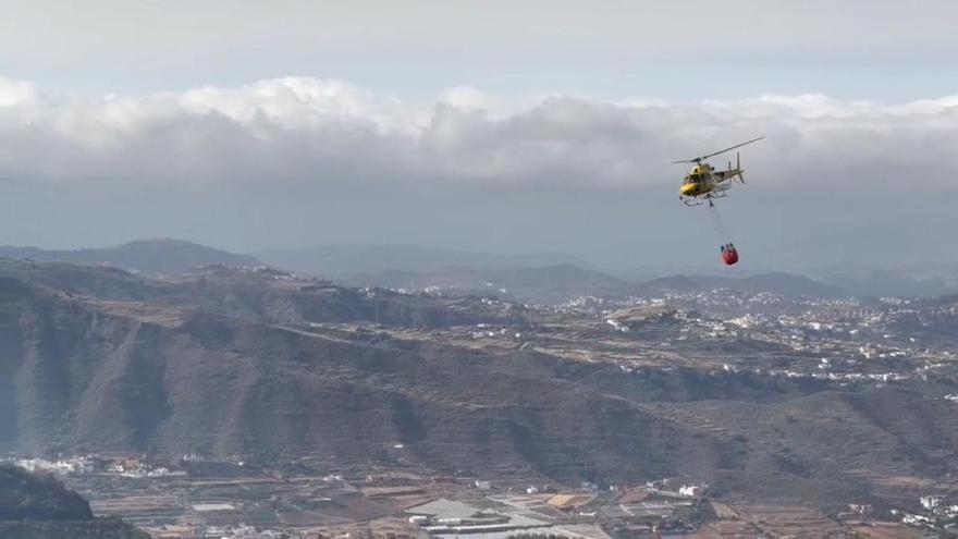 Así trabajan los medios de extinción de incendios en el fuego de Telde