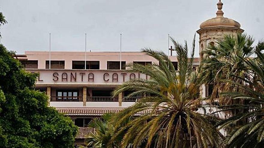 Vista del hotel Santa Catalina en obras en los últimos meses, en concreto se observan las modificaciones en la azotea.