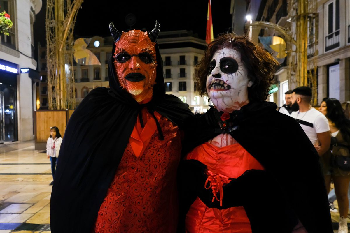 Las calles del centro de Málaga se llenan de máscaras y disfraces por Halloween