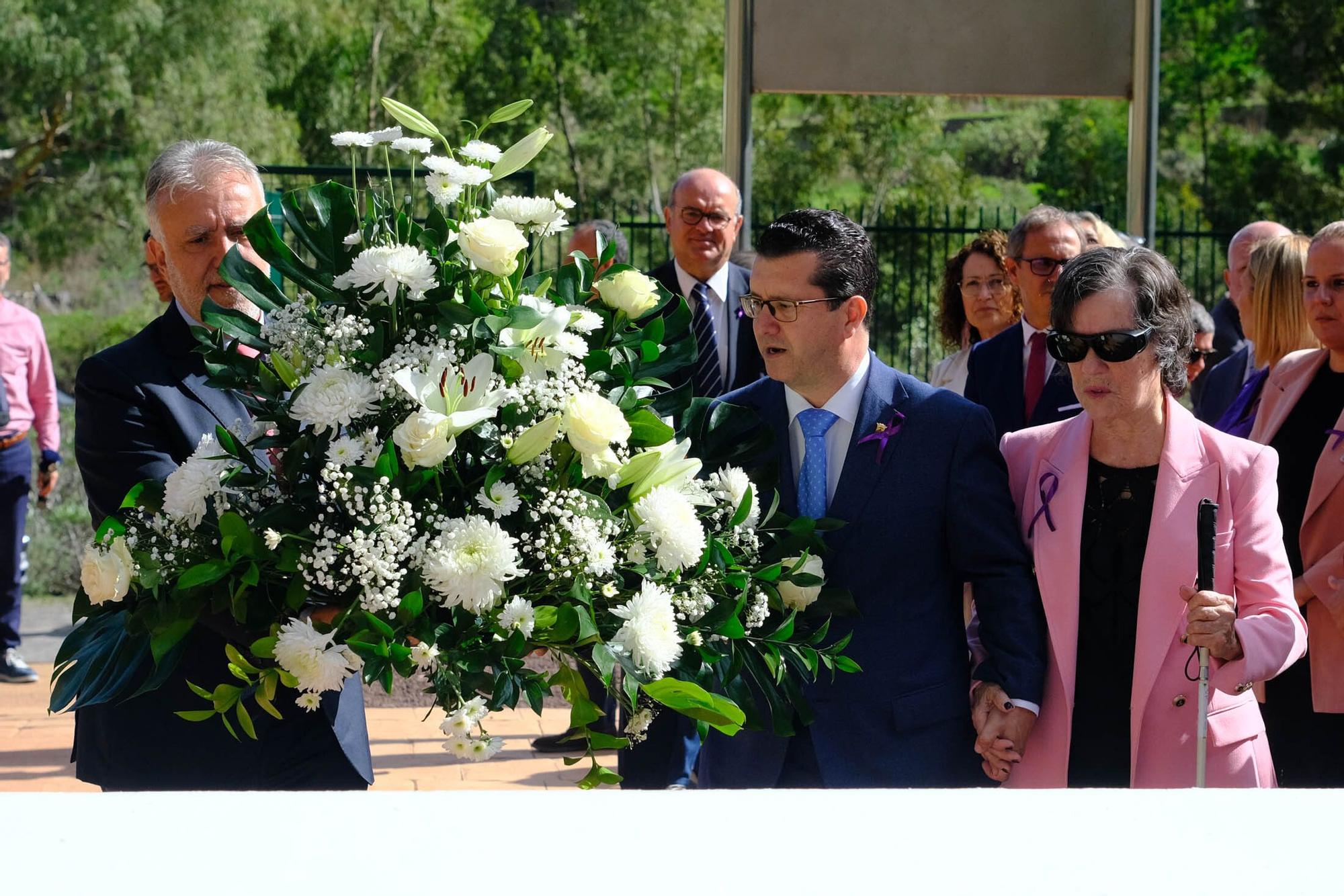 Visita de Ángel Víctor Torres al pozo del olvido en el Barranco de Tenoya