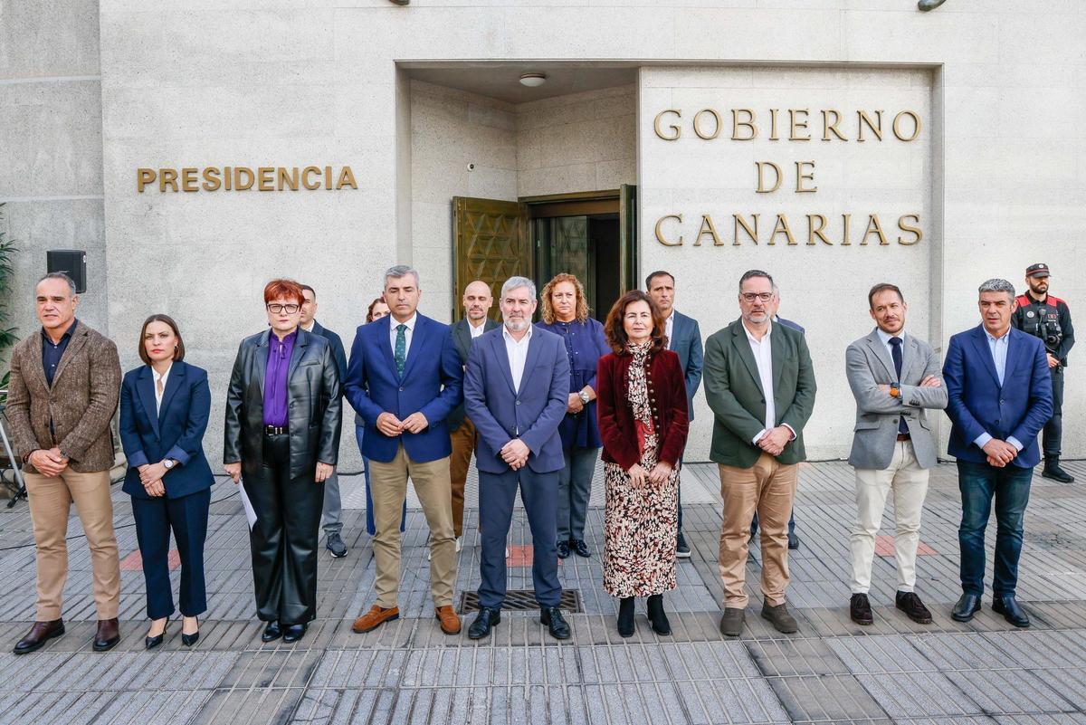 Un instante del minuto de silencio celebrado a las puertas del Gobierno de Canarias.
