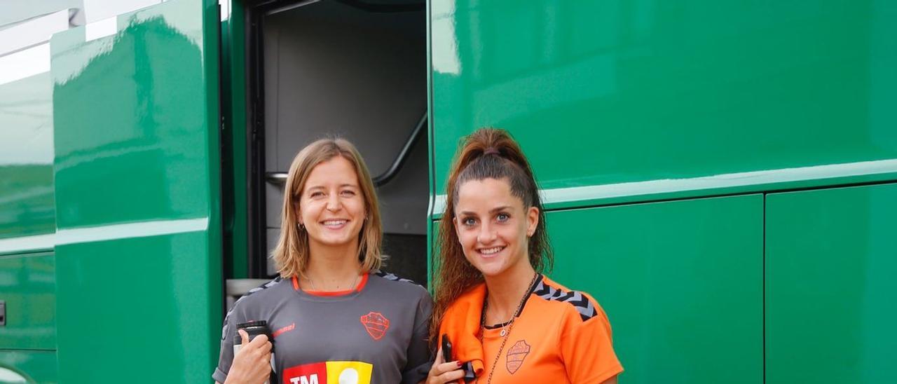 Dos de las jugadoras en el autobús del equipo