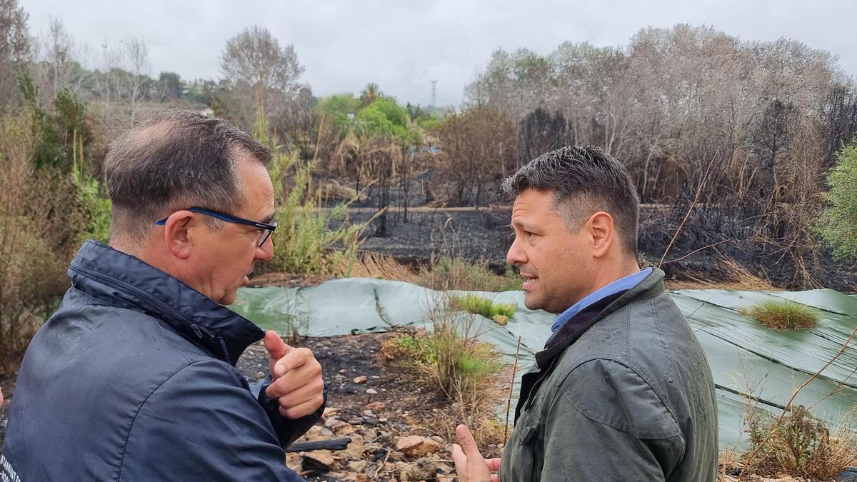 El alcalde Raga junto al secretario autonómico de Emergencias, Javier Montero, en la zona incendiada