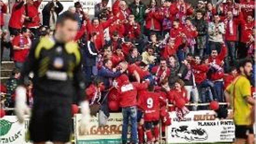 La Grada celebrant un gol de l&#039;Olot en un partit d&#039;aquesta temporada.