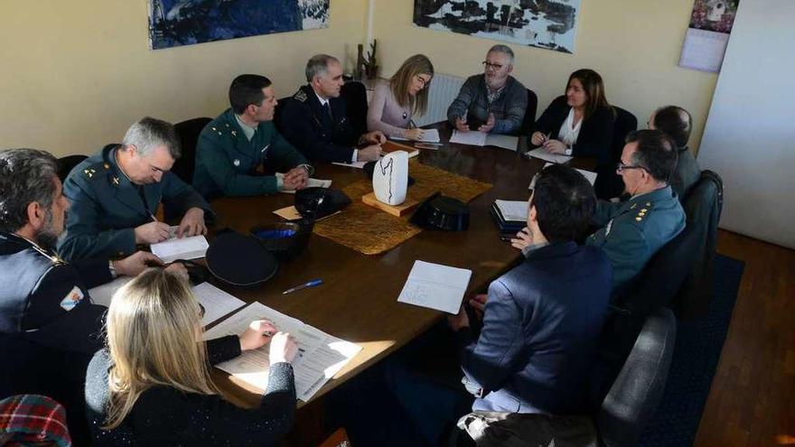 Junta Local de Seguridad celebrada ayer en Cangas que presidió Ana Ortiz. // Gonzalo Núñez