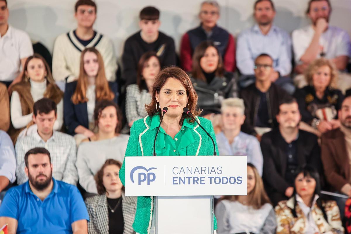 Jimena Delgado durante su intervención este sábado ante la militancia y Alberto Núñez Feijóo.